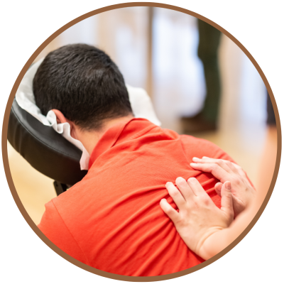 Quick Massage para feiras e eventos, empresas ou departamentos. Aumenta a produtividade, Alivia a tensão muscular, Melhora da circulação sanguínea, Alívio de dores, Melhora o humor, Restabelece a disposição, Reduz a ansiedade e irritação.