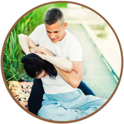 Quick Massage para feiras e eventos, empresas ou departamentos. Aumenta a produtividade, Alivia a tensão muscular, Melhora da circulação sanguínea, Alívio de dores, Melhora o humor, Restabelece a disposição, Reduz a ansiedade e irritação.