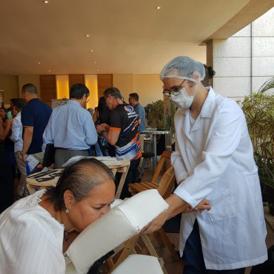 Quick Massage para feiras e eventos, empresas ou departamentos. Aumenta a produtividade, Alivia a tensão muscular, Melhora da circulação sanguínea, Alívio de dores, Melhora o humor, Restabelece a disposição, Reduz a ansiedade e irritação.