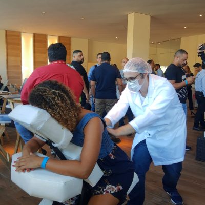 Quick Massage para feiras e eventos, empresas ou departamentos. Aumenta a produtividade, Alivia a tensão muscular, Melhora da circulação sanguínea, Alívio de dores, Melhora o humor, Restabelece a disposição, Reduz a ansiedade e irritação.